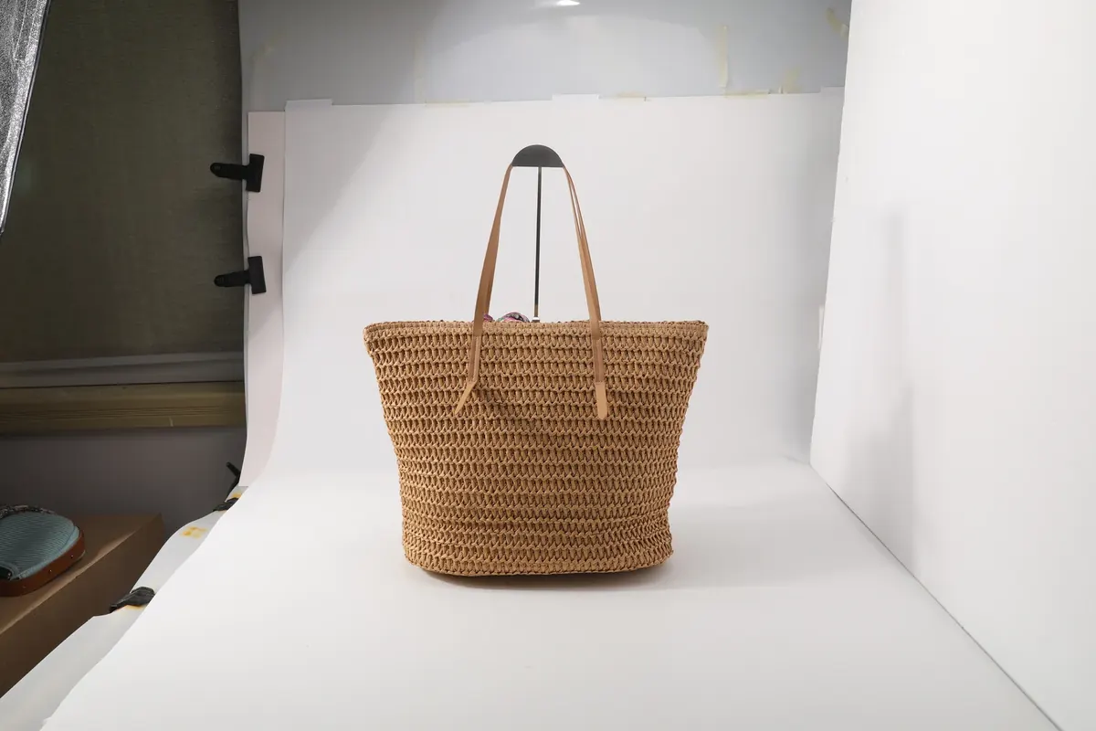 草编托特包背面，真实产品照片，拍摄支架保留